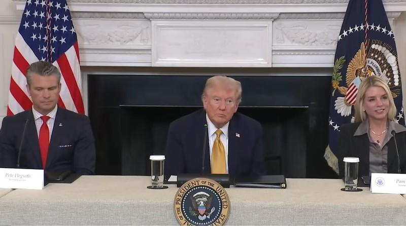 دونالد ترامپ، رئیس جمهور آمریکا، در کنفرانس خبری به سوالات مربوط به سی زی و لابی گری برای عفو CZ پاسخ می دهد. منبع:کاخ سفید